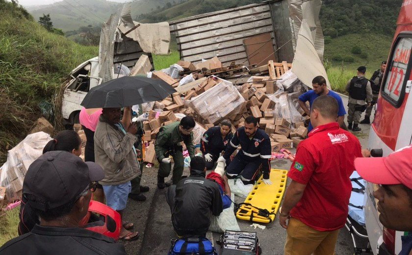 Caminhão tomba na AL-110; acidente aconteceu entre cidades de Viçosa e Chã Preta
