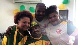 Arlindo Cruz se emociona ao chegar em casa após receber alta médica