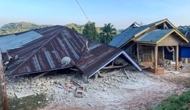 Terremoto de magnitude 7,7 atinge a costa da Indonésia, causa estragos e deixa ao menos 47 mortos