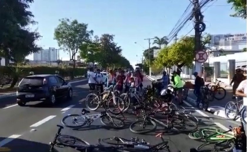 Ciclistas bloqueiam faixas na Avenida Fernandes Lima para cobrar segurança
