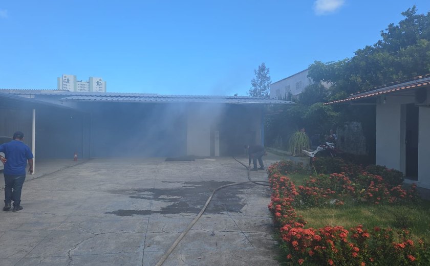 Incêndio em loja de materiais hospitalares mobiliza bombeiros em Maceió