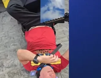 Cadeirante cai de plataforma de elevador de ônibus em Maceió e denúncia falta de estrutura