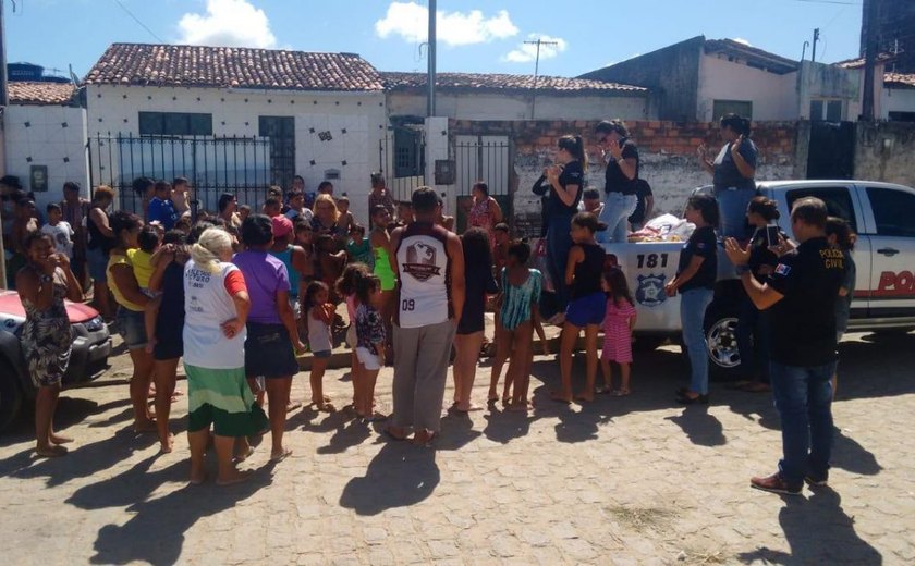 Policiais civis entregam brinquedos para crianças na Chã de Bebedouro