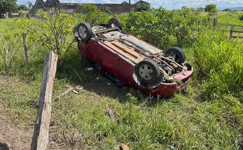 Capotamento na AL-220 assusta casal próximo ao Hospital Metropolitano de Arapiraca