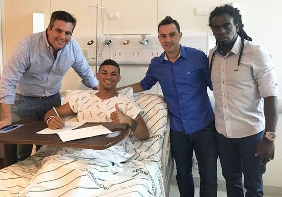 Antes de nova cirurgia, atacante Judivan renova com o Cruzeiro