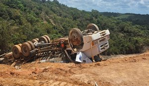 Condutor de caminhão-pipa morre após veículo capotar em trecho de duplicação da AL-101 Norte