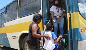 Transporte de alunos até a escola é seguro e acompanhado por monitores da Educação