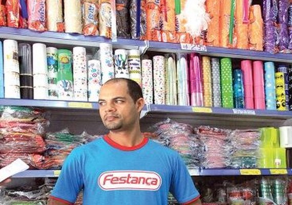 Adereços de Carnaval atraem consumidores ao Centro da capital