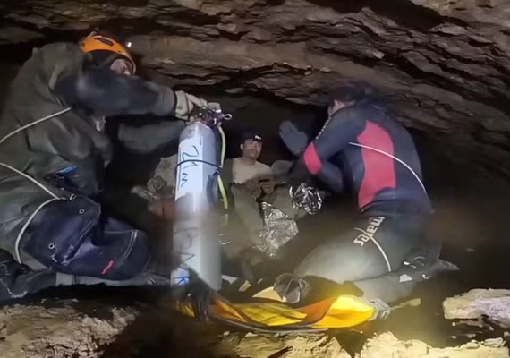 Socorristas resgatam cinco pessoas presas em caverna inundada no Laos