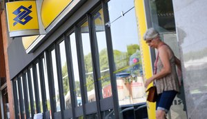 Bancos abrem em horário especial nesta terça-feira, 24