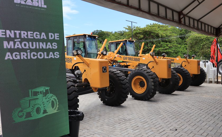 Ministro Renan Filho participa de entrega de equipamentos para 17 prefeituras