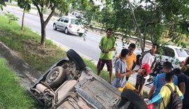 Carro capota e cai em vala na Avenida Durval de Góes Monteiro