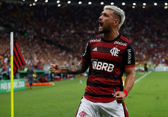 Flamengo derrota São Paulo no Maracanã e chega à final