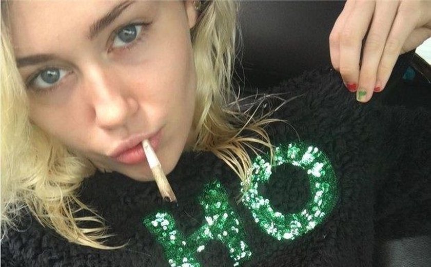 Miley Cyrus causa polêmica na web com foto com 'cigarro suspeito'