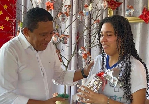 Estudante é premiada como melhor aluna da Escola Estadual Monsenhor Ribeiro Vieira