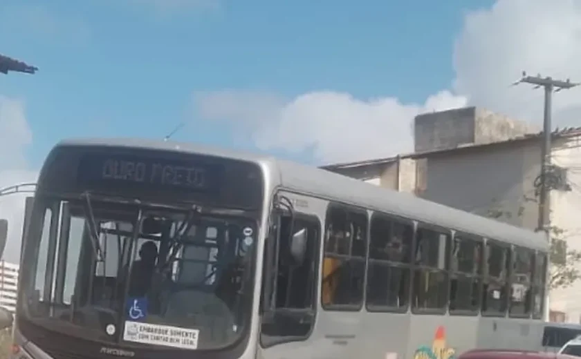 Ônibus coletivo colide contra mureta de proteção no Jacintinho; ninguém ficou ferido