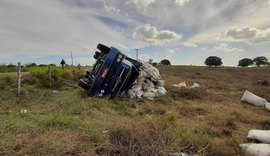 Caminhão carregado de palha de arroz tomba na AL-115 e duas pessoas ficam feridas