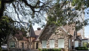 Arquitetura do encontro: casa da década de 1930 se transforma em espaço que une estilo de vida, trabalho e criatividade em Curitiba