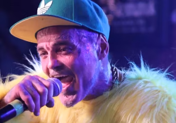 Seth Binzer, vocalista da banda Crazy Town, morre aos 49 anos