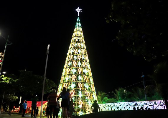 Luzes do Natal viram atração na orla de Maceió