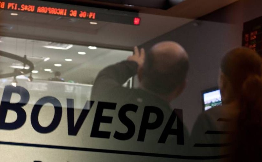 Ibovespa fecha em leve alta com cautela por situação fiscal