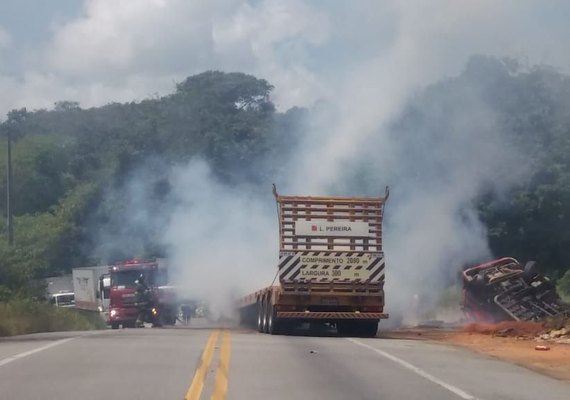 Carretas colidem frontalmente e deixam BR-101 bloqueada por uma hora