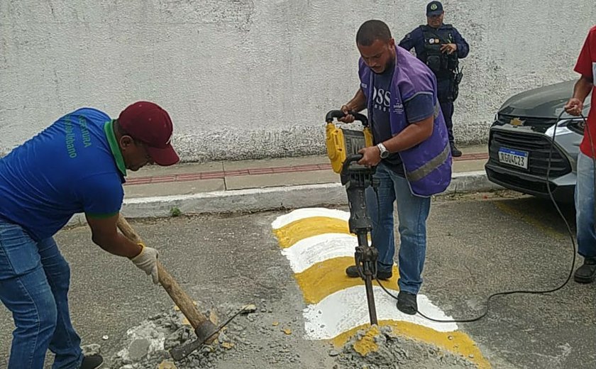 Prefeitura de Maceió remove quebra-molas irregulares no Barro Duro