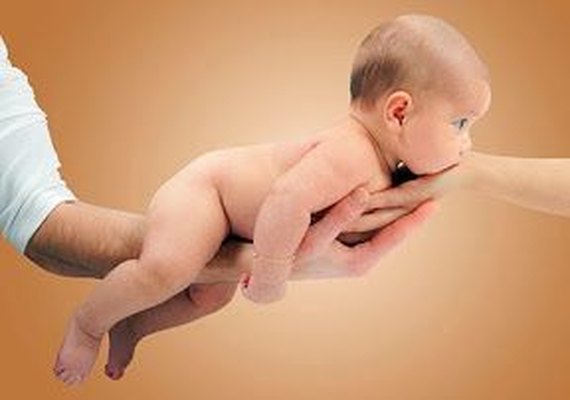 Mulheres deixam trabalho 5 vezes mais que homens após filhos