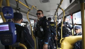 Bandidos incendeiam ônibus e caminhão de lixo no Ceará