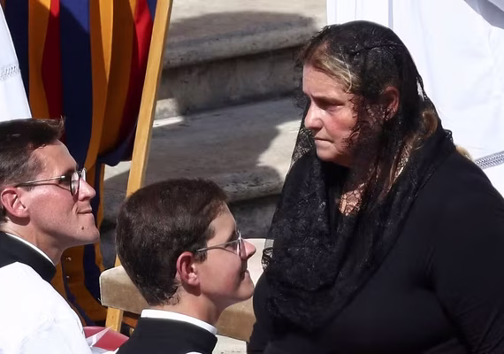 Mãe de Carlo Acutis, o 1º santo millennial, participa da missa de canonização do filho: 'Ápice de um caminho de muitos anos'