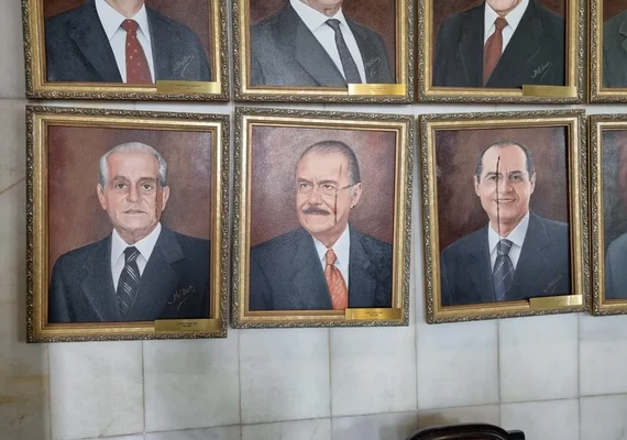 Vídeo mostra mulher quebrando quadro de Renan Calheiros no Senado em 8 de janeiro