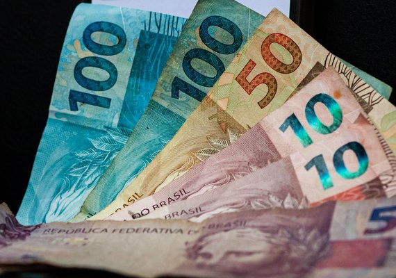 Intenção de uso do 13º para quitar dívidas cresce em 2025, revela pesquisa da Serasa