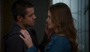 ‘Salve-se Quem Puder’: Téo pede Luna em namoro na frente de Helena