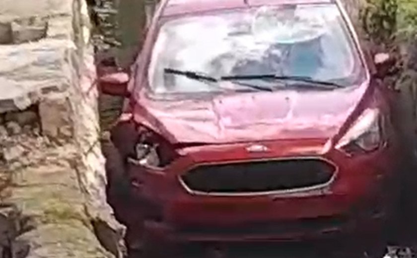 Motorista tenta escapar de assalto, perde o controle e veículo cai em córrego na Levada