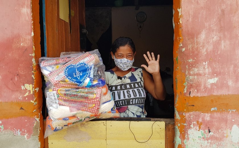 Caravana da Solidariedade do Natal da LBV encerra entregas de cestas de alimentos em Maceió nesta sexta