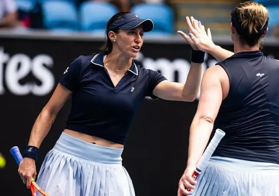 Dupla de Luisa Stefani vence estreia e avança à 2ª rodada do US Open