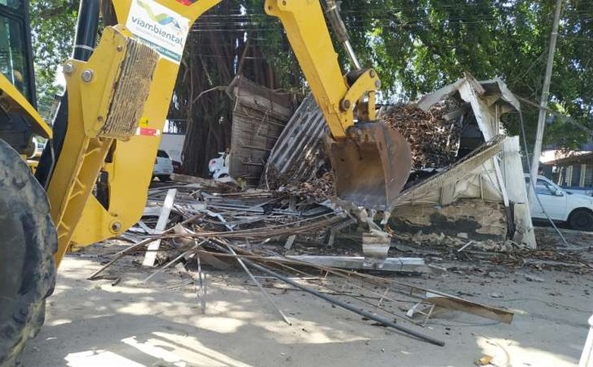 Convívio Social realiza demolição de bancas de revistas abandonadas na Praça Centenário