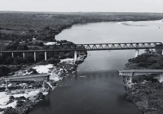 Resgatado corpo em cabine de caminhão submerso após queda de ponte