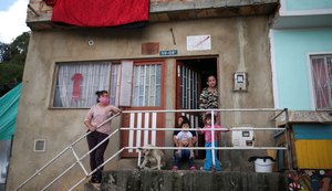 Colombianos penduram panos vermelhos nas janelas para sinalizar fome
