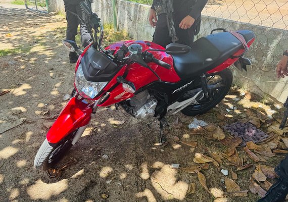 Policiais da Oplit recuperam moto roubada no bairro do Bom Parto