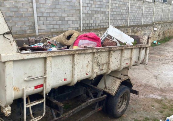 Vigilância Sanitária de Maceió recolhe duas caçambas de entulho em residência na Santa Amélia