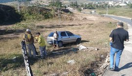 Motorista perde controle de carro e invade cercado na Ladeira da Betel, em São Miguel dos Campos