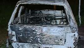 Carro usado em crime contra agente penitenciário é incendiado