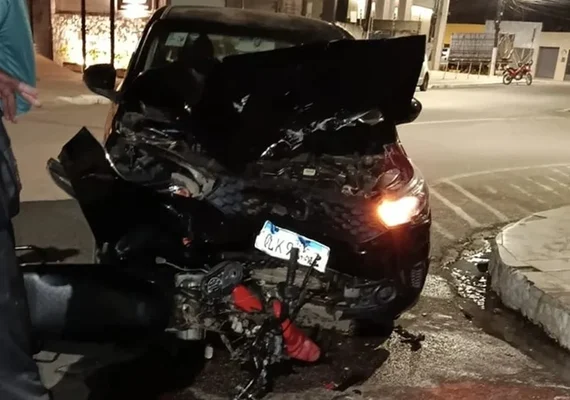 Entregador fica ferido após colisão entre moto e carro no Centro de Arapiraca