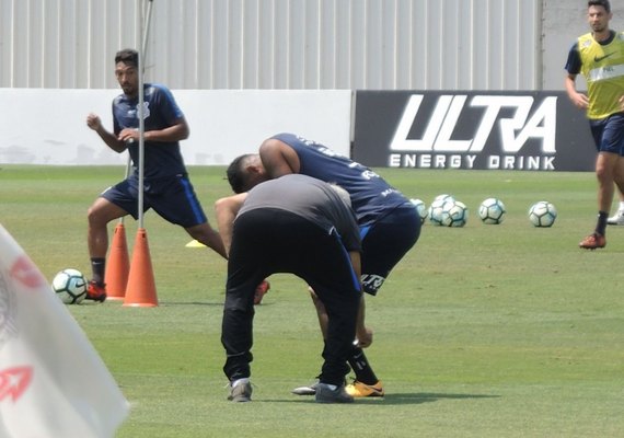 Jô sofre contratura na panturrilha e não enfrenta o Cruzeiro