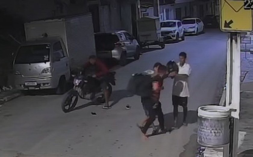 Entregador é assaltado e agredido por trio em Cruz das Almas; crime foi flagrado por câmeras