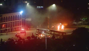 Bolsonaristas radicais tentam invadir prédio da PF e incendeiam carros e ônibus em Brasília
