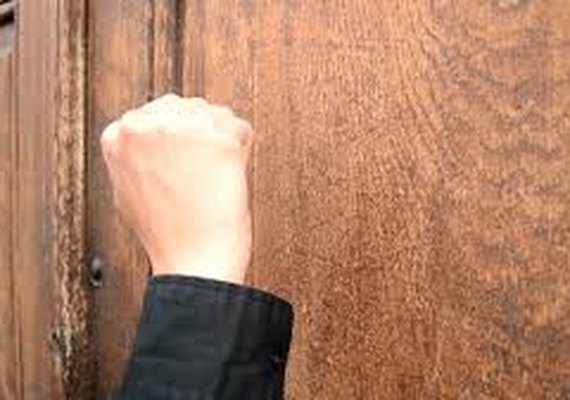 Dupla bate em porta de casa e quando morador vai atender é surpreendido por tiros