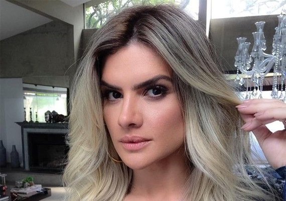 Diferente, Mirella Santos posta clique com make sóbria e decotão