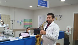 Ao som de saxofone, Hospital Maceió emociona pacientes com apresentação natalina